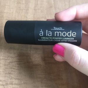 Younique À La Mode Luminizer In Benevolent